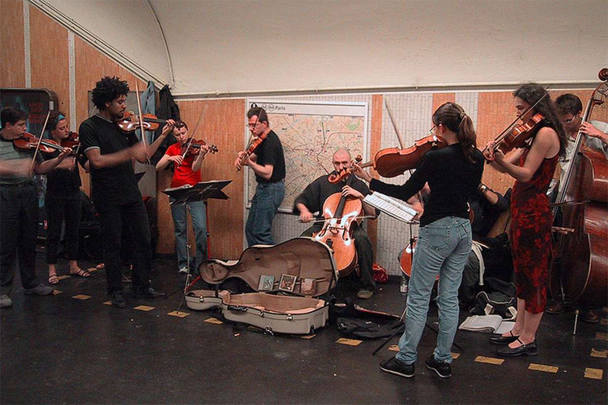 Ensemble entertains travellers in the Paris Métro