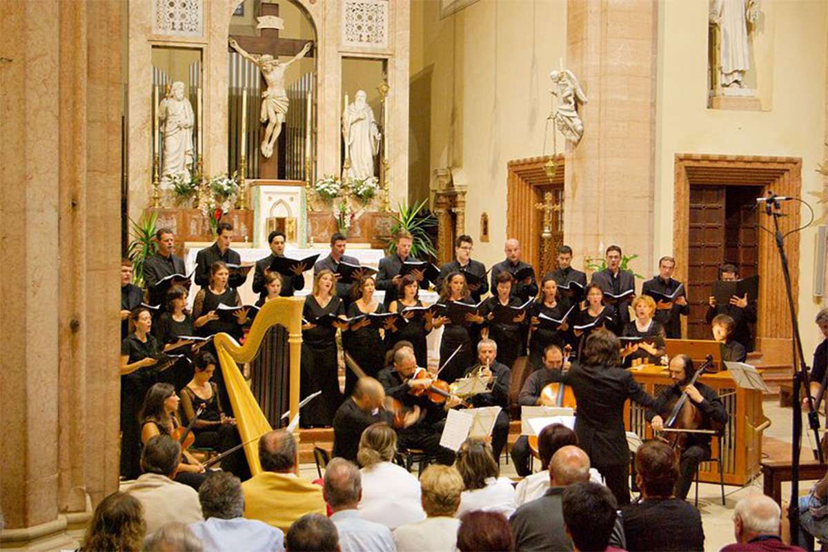 Choir and orchestra in ecclesiastical setting